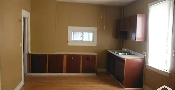 8 bed, 3540 sqft, $1,100 — Photo 2