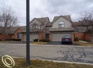 959 Woodridge Hills Dr, Brighton, MI