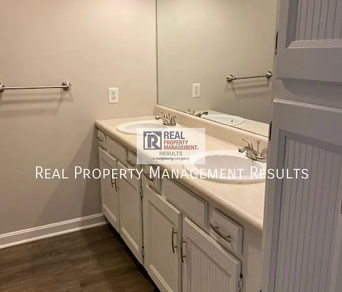 251 E Mulberry St — Photo 9