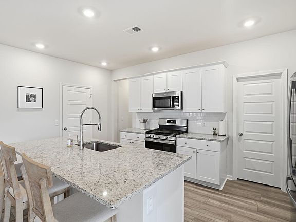 4th image of 704 Pine Warbler Ln