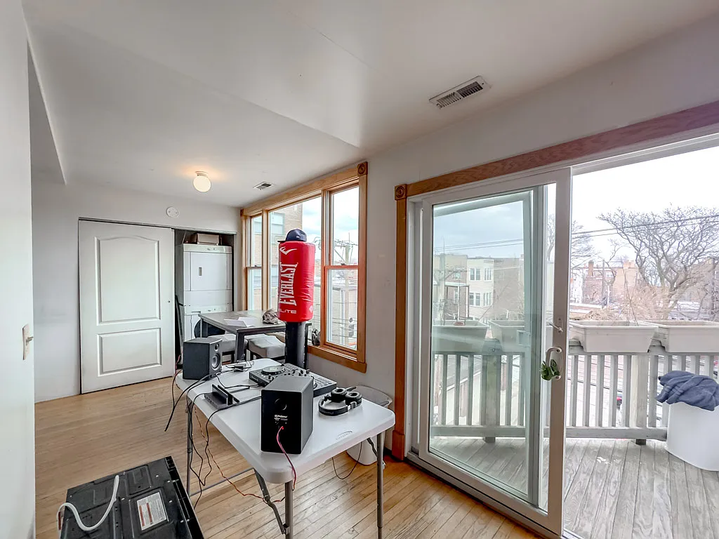 Outstanding 4 Bed, 2 Bath at Sheridan + Columbia (Rogers Park) — Photo 4