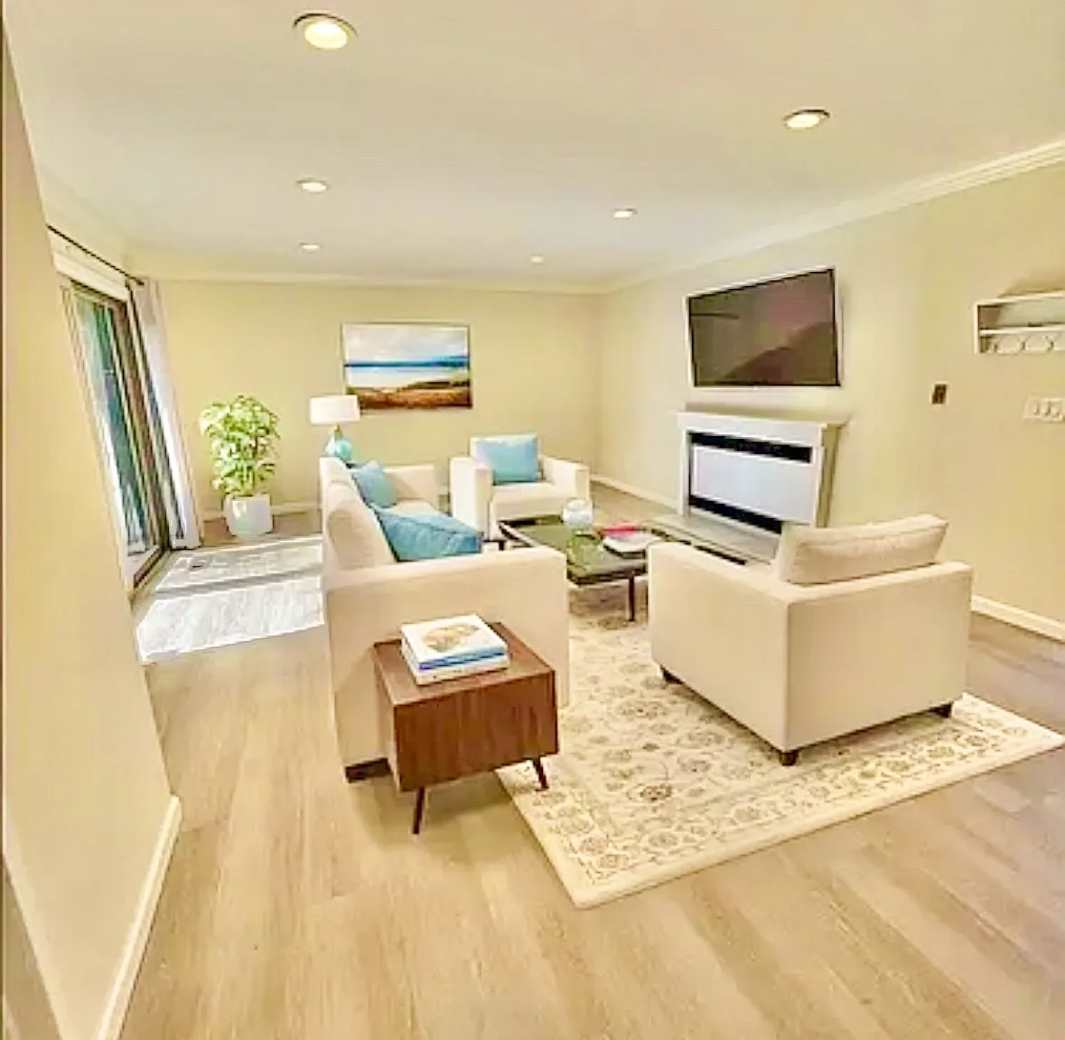 3 bed, 2.5 bath, 1568 sqft, $3,800 — Photo 1