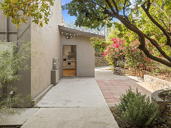 5th image of 957 Micheltorena St