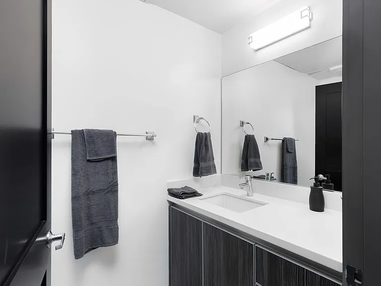 545 N Kenmore Ave — Photo 14