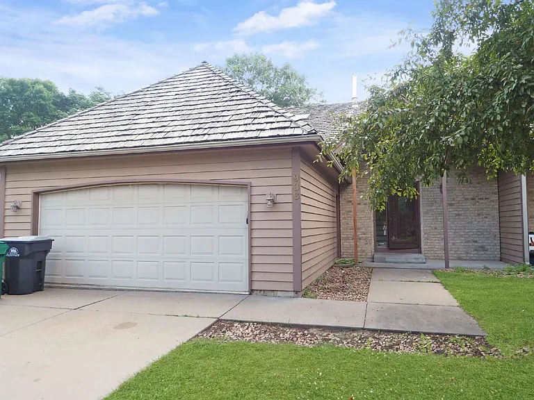 936 Sherwood Rd — Photo 2