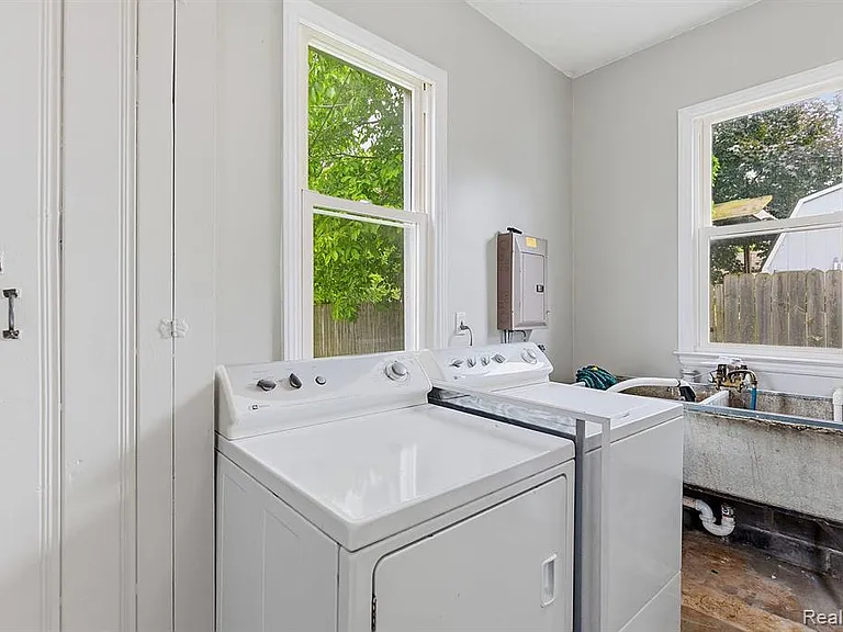 77 Huron Ave — Photo 17