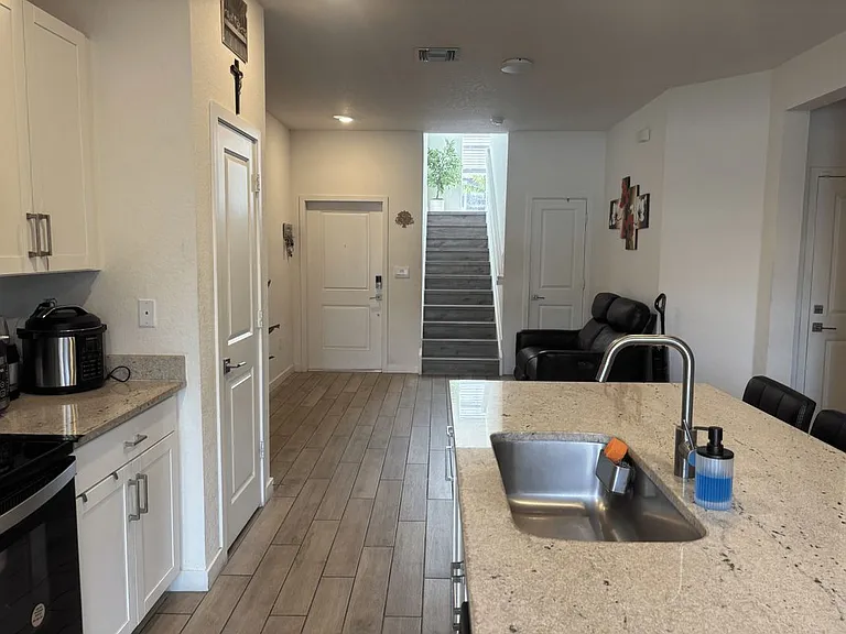 831 SE 16th Ct — Photo 7