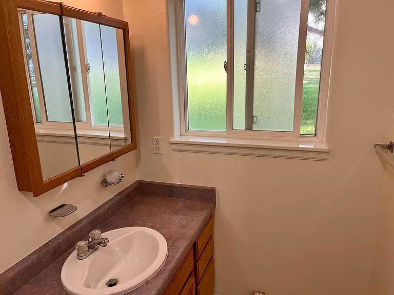Master on suite bathroom (full bathroom)