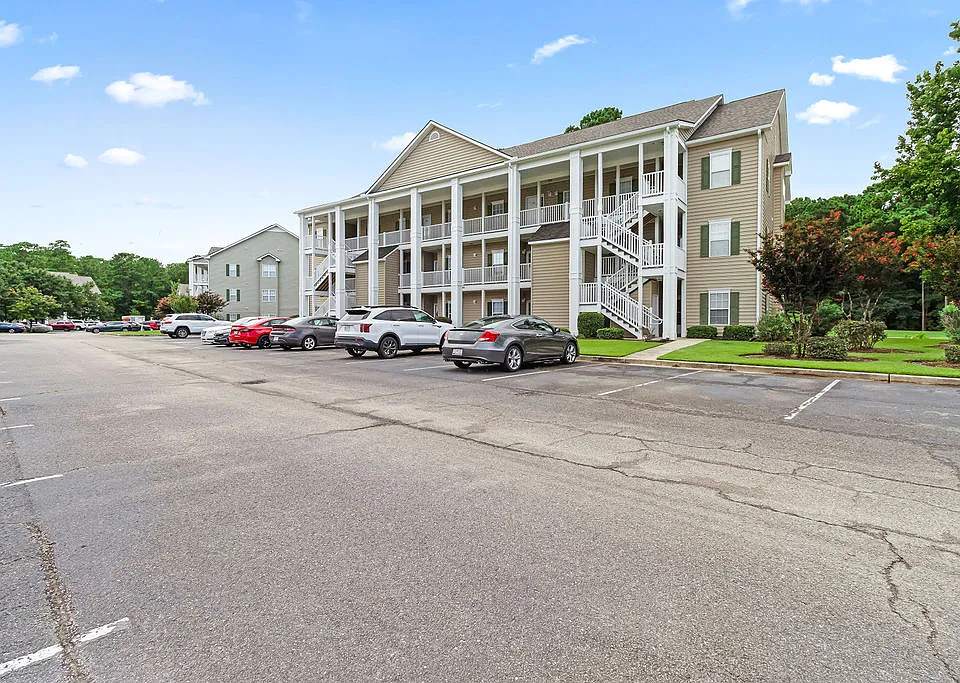 5846 Longwood Dr #103
