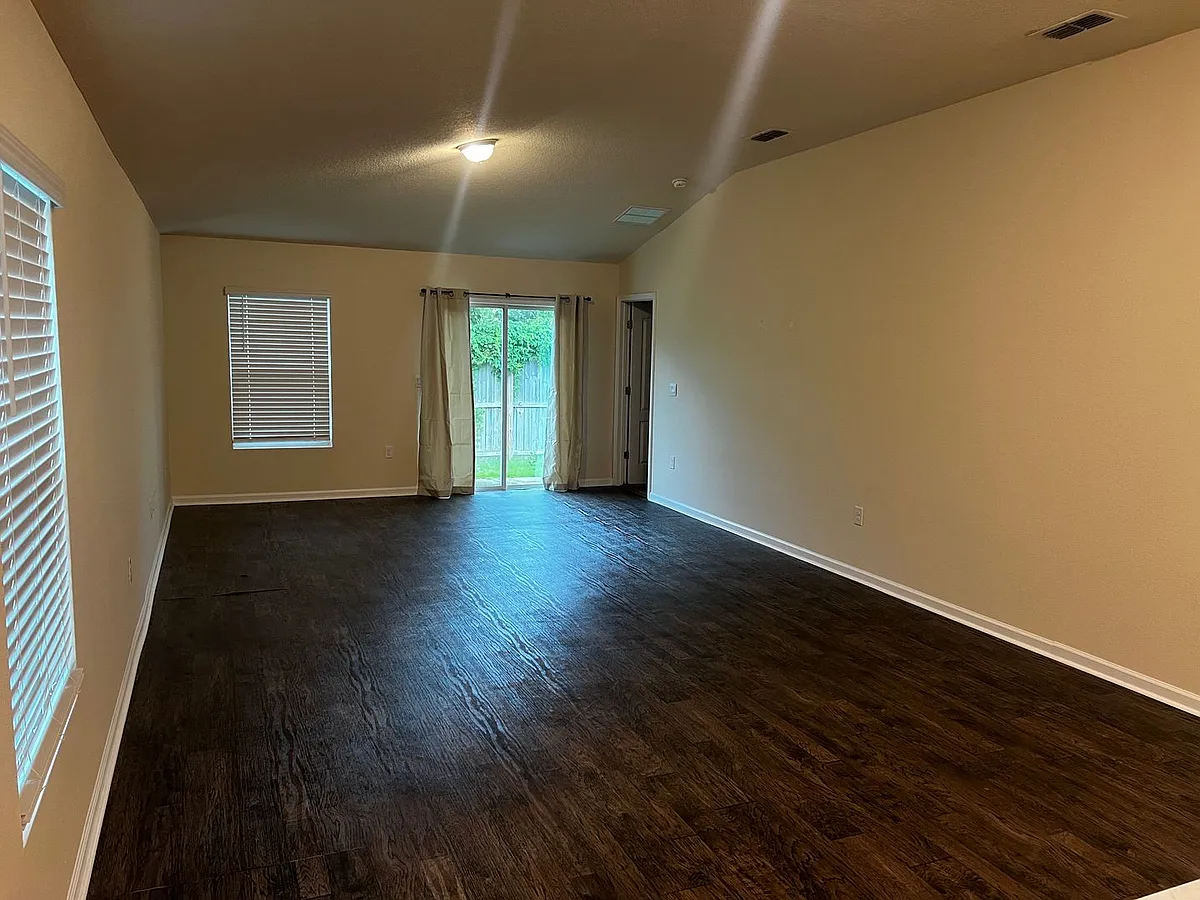 Building Photo - 209 Teakwood Dr