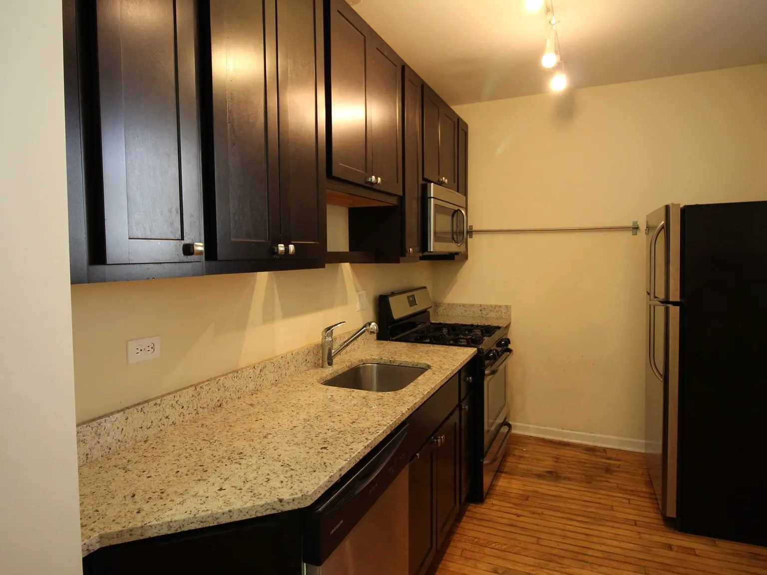 2 bed, 725 sqft, $1,800 — Photo 2
