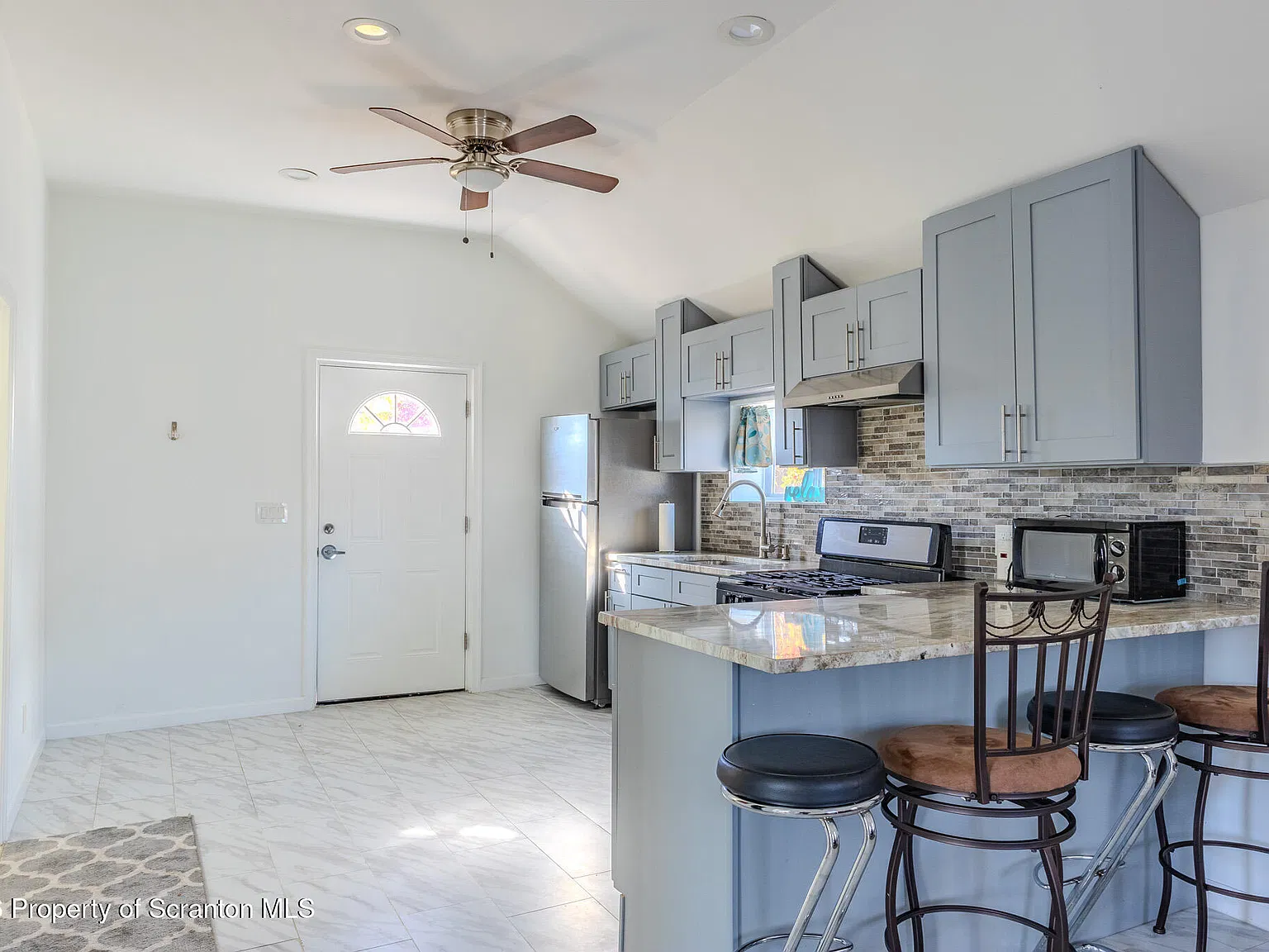 2 bed, 1.0 bath, 1400 sqft, $1,500 — Photo 4