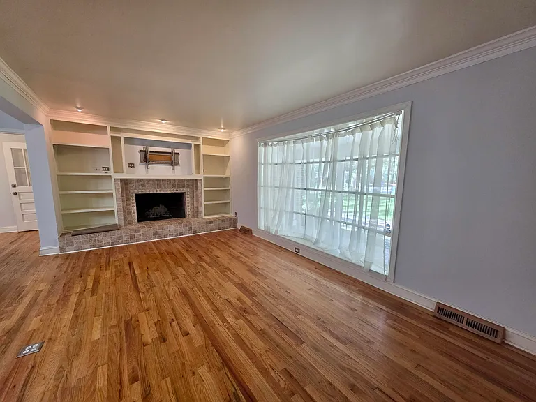 275 N Hobcaw Dr — Photo 2