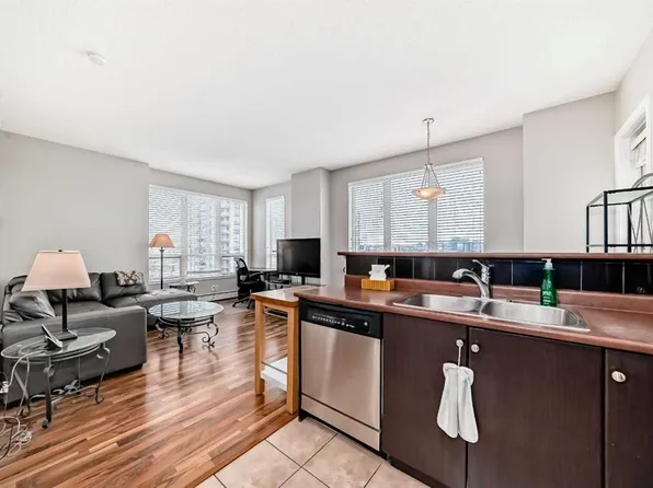 1053 W 10th St SW #1115, Calgary, AB T2R 1S6