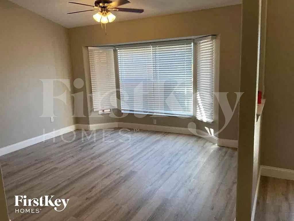 3 bed, 2.0 bath, 2125 sqft, $2,305 — Photo 4