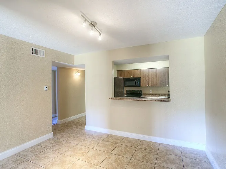 ASHTON PLACE APARTMENTS — Photo 9