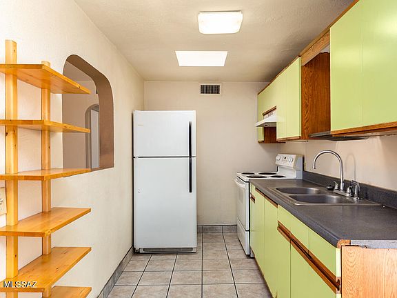 5th image of 1015 E Weymouth St