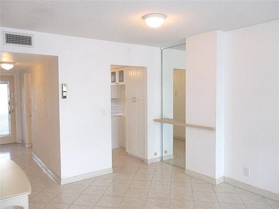 5th image of 410 Golden Isles Dr APT 403