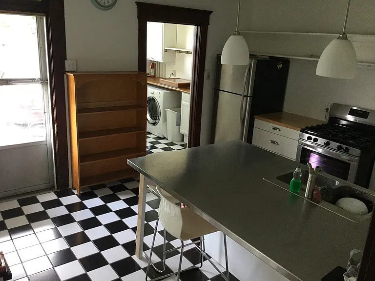 470 W Walnut St — Photo 15