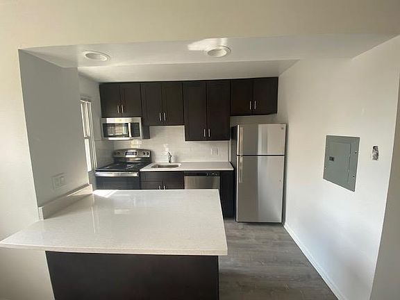 3rd image of 518 W Aldine Ave #503