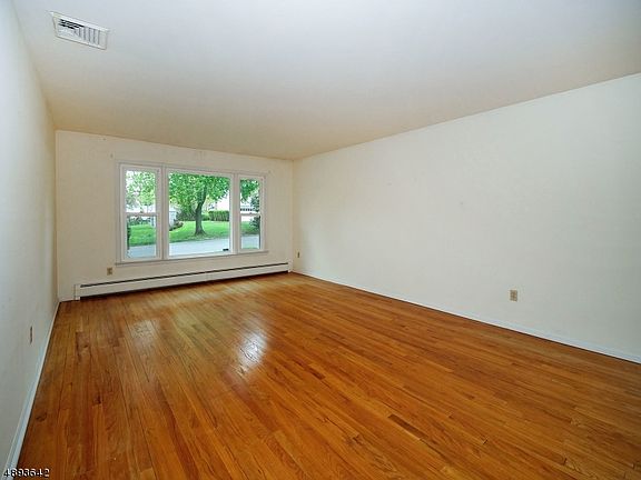 5th image of 7 Williamsburg Dr