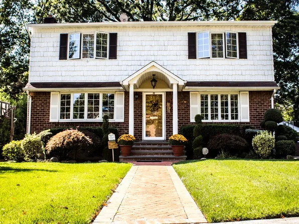 22 West St, New Hyde Park, NY 11040