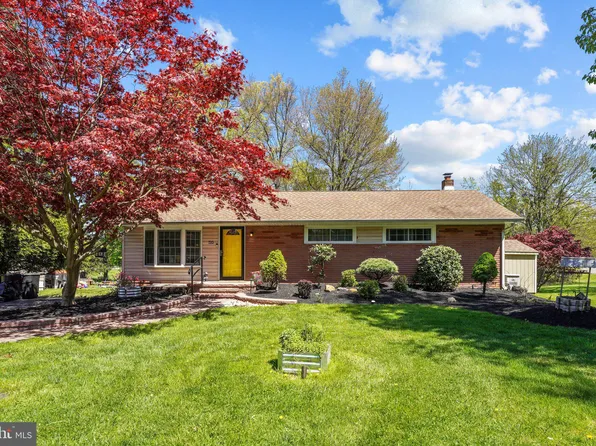 1515 W County Line Rd, Quakertown, PA 19040