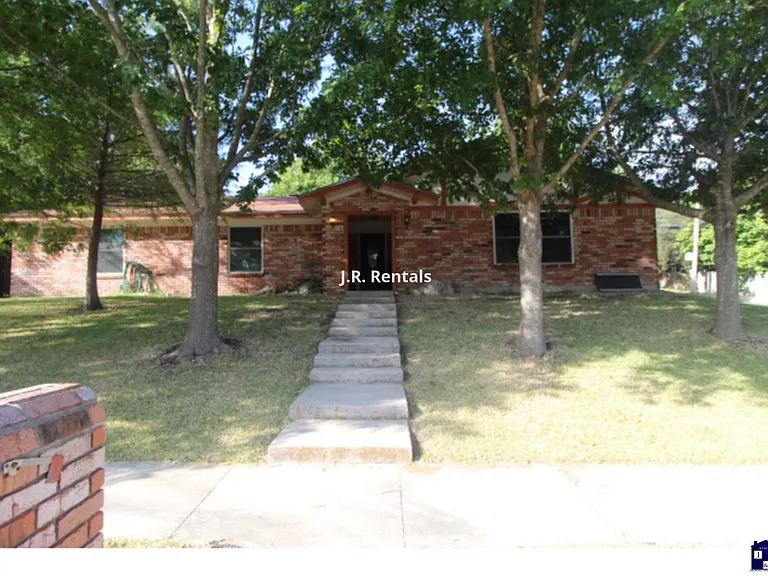 616 Manning Dr — Photo 3