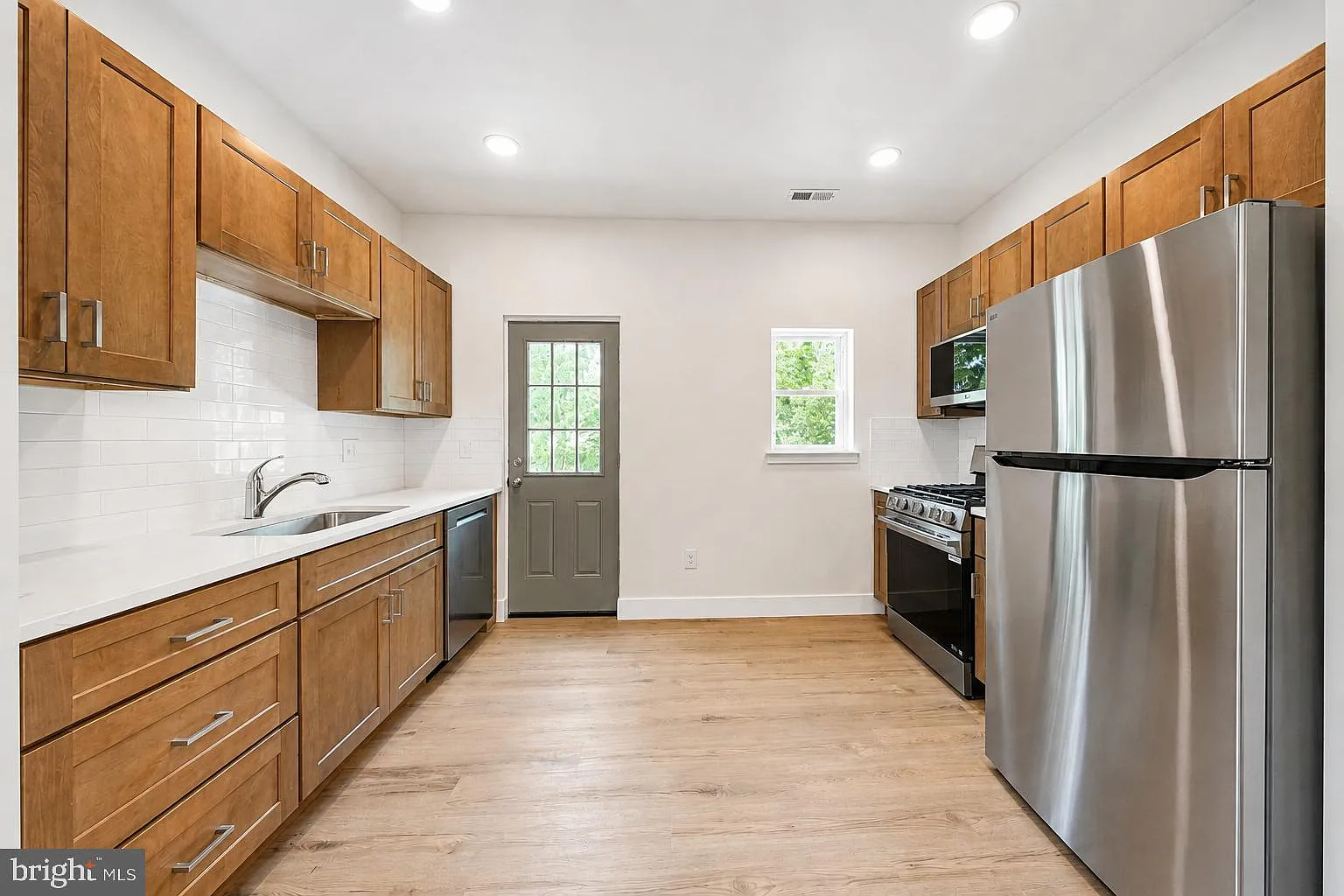2 bed, 912 sqft, $2,300 — Photo 2