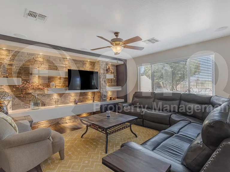 2561 N Hawthorn Dr — Photo 23