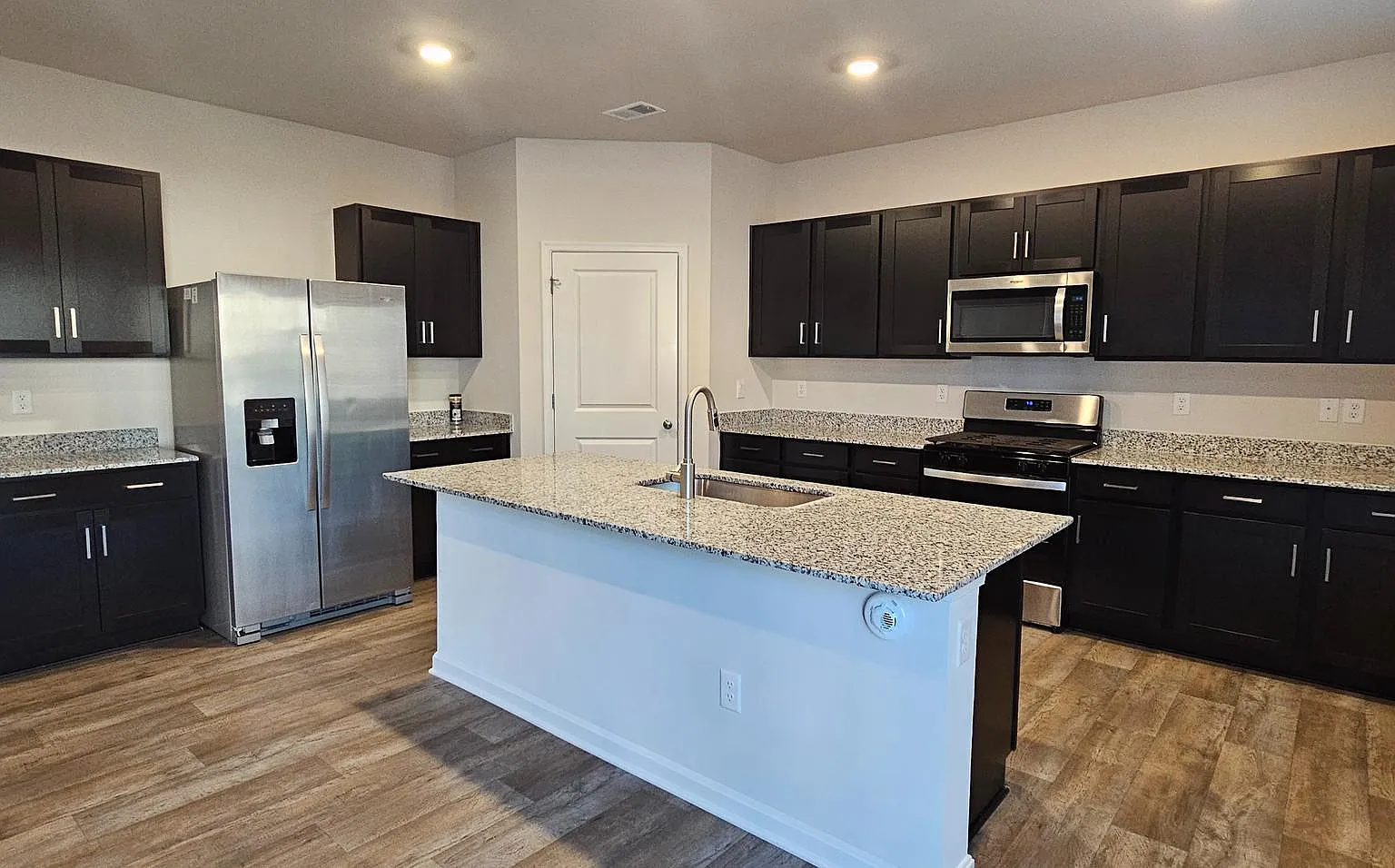 4 bed, 2278 sqft, $2,700 — Photo 2