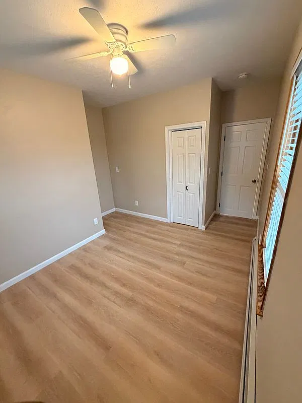 3 bed, 1.0 bath, 1300 sqft, $2,400 — Photo 2