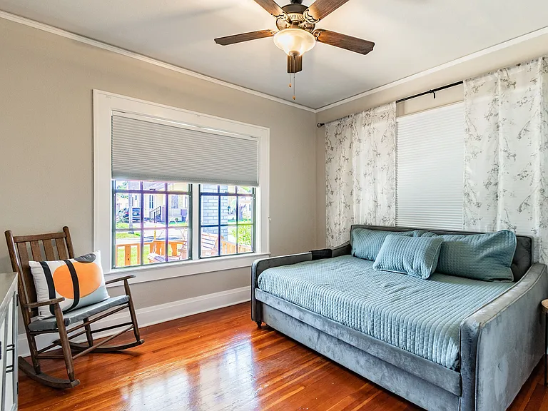 310 E Paris St — Photo 16