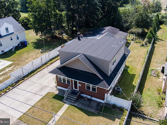 5th image of 912 Woodlawn Ave
