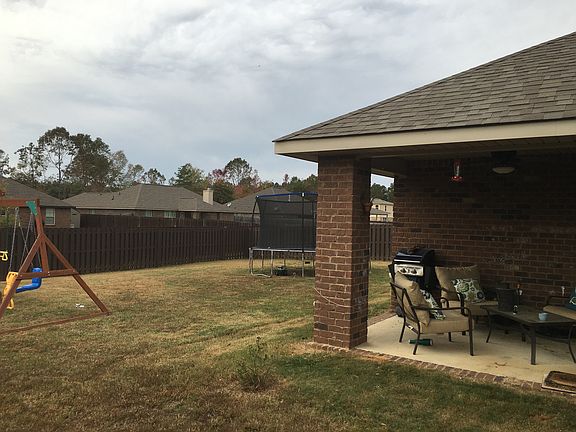Covered patio/fenced yard