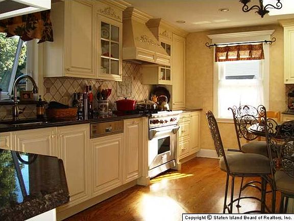 3rd image of 53 Hastings St