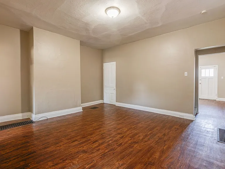 2120 Salisbury St S — Photo 12