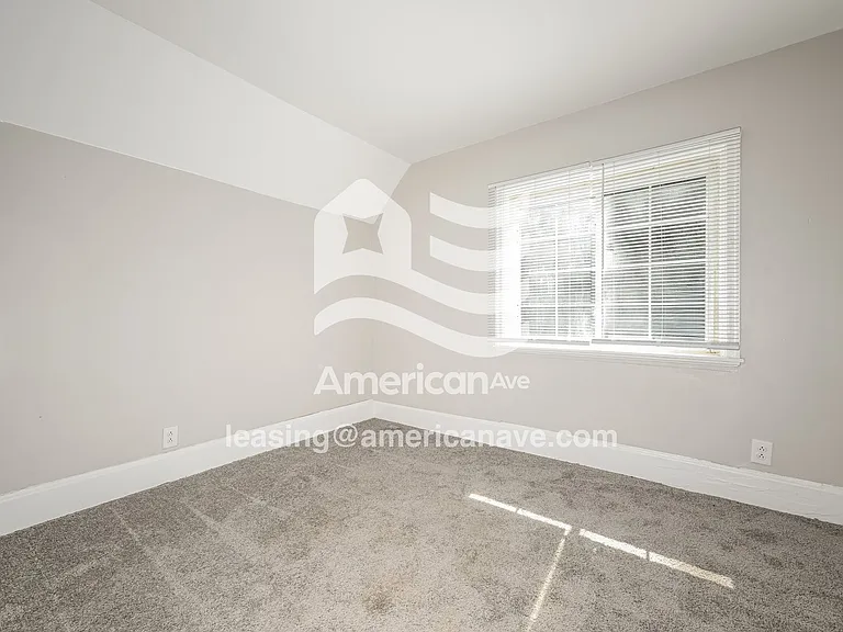 1516437_012_bedroom_13.jpg