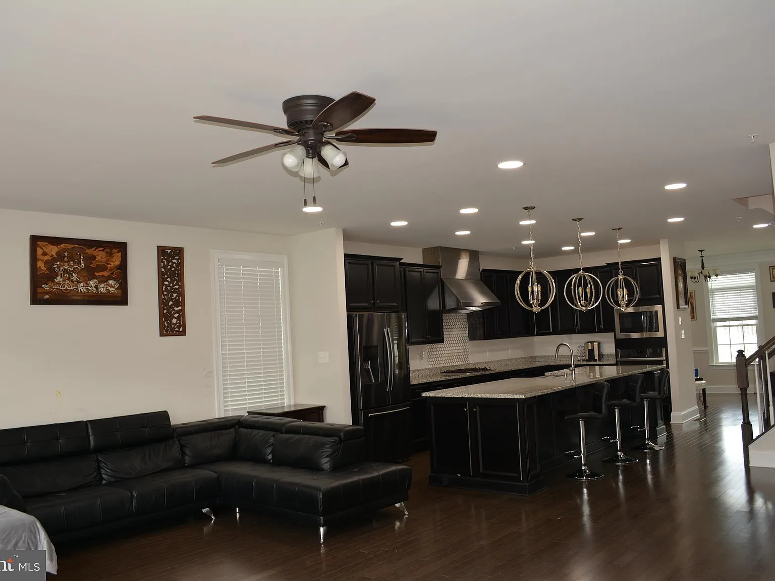 3 bed, 3.5 bath, 2920 sqft, $3,900 — Photo 2