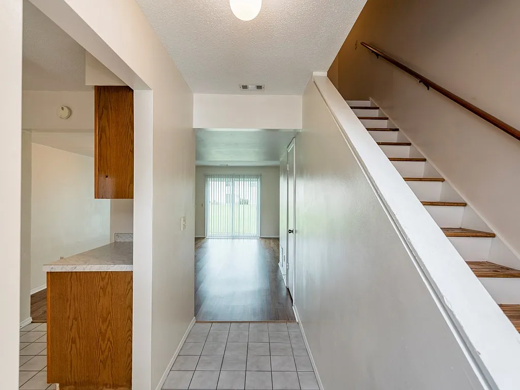 2 bed, 1.5 bath, 1088 sqft, $1,150 — Photo 3