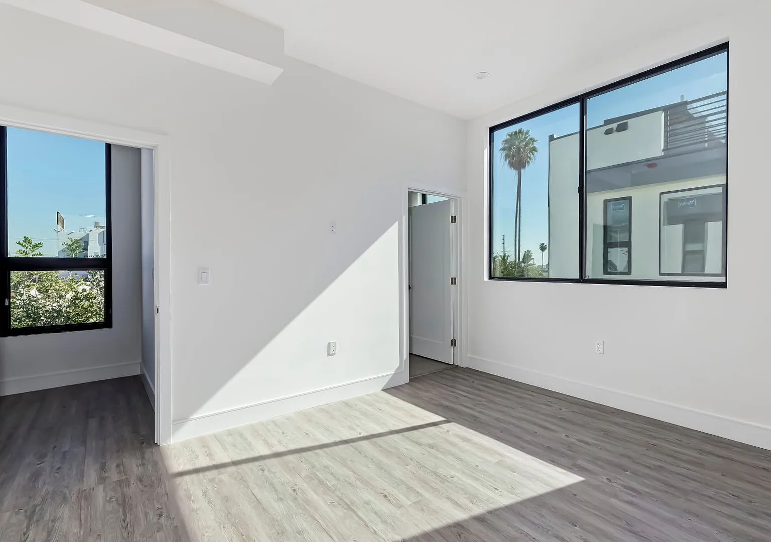 New Hollywood Townhomes — Photo 2
