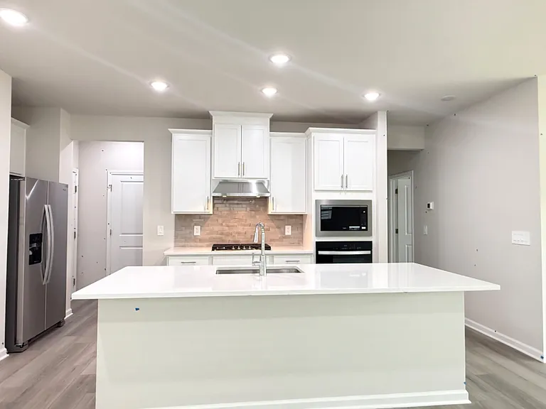 1008 Saint Lawrence Dr — Photo 3