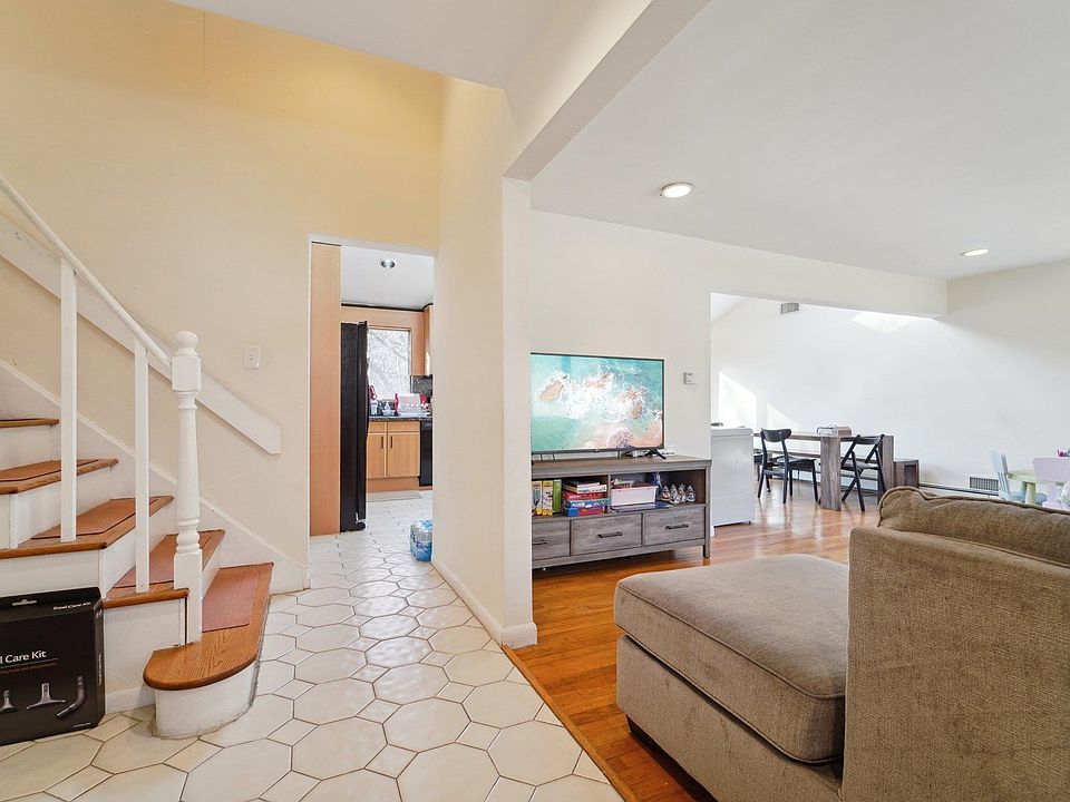 1st image of 324 Brook St #324