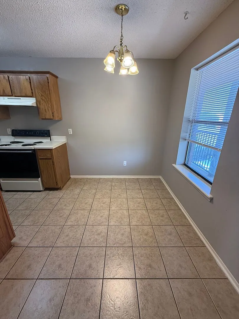 2233 Alma Blvd — Photo 3