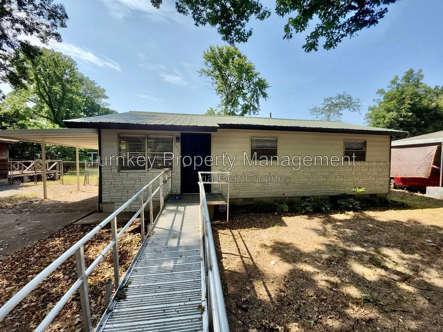 3 bed, 1.0 bath, 912 sqft, $975 — Photo 1