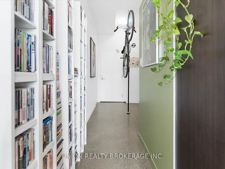569 King St E #404 — Photo 16