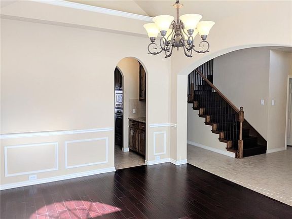 3rd image of 302 Tobiano Ct