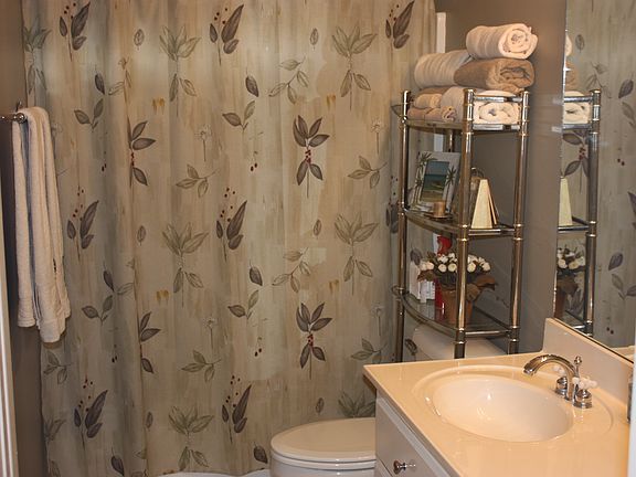 3rd image of 172 Woodlands Glen Cir