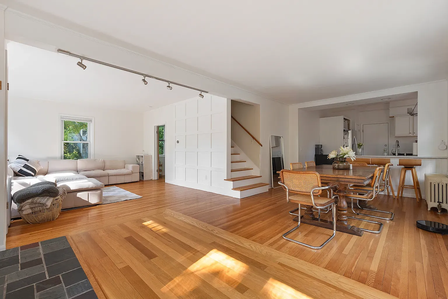 3 bed, 1800 sqft, $3,300 — Photo 2