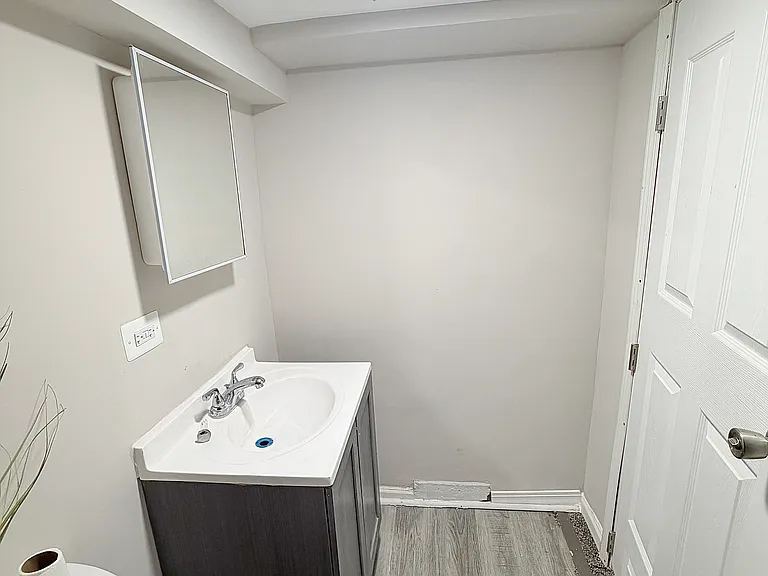 4259 W Kamerling Ave — Photo 8